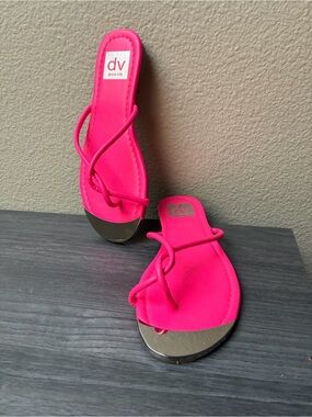 New DV by Dolce Vita Hot Pink Strappy Slide Sandals with Metallic Toe, size 6